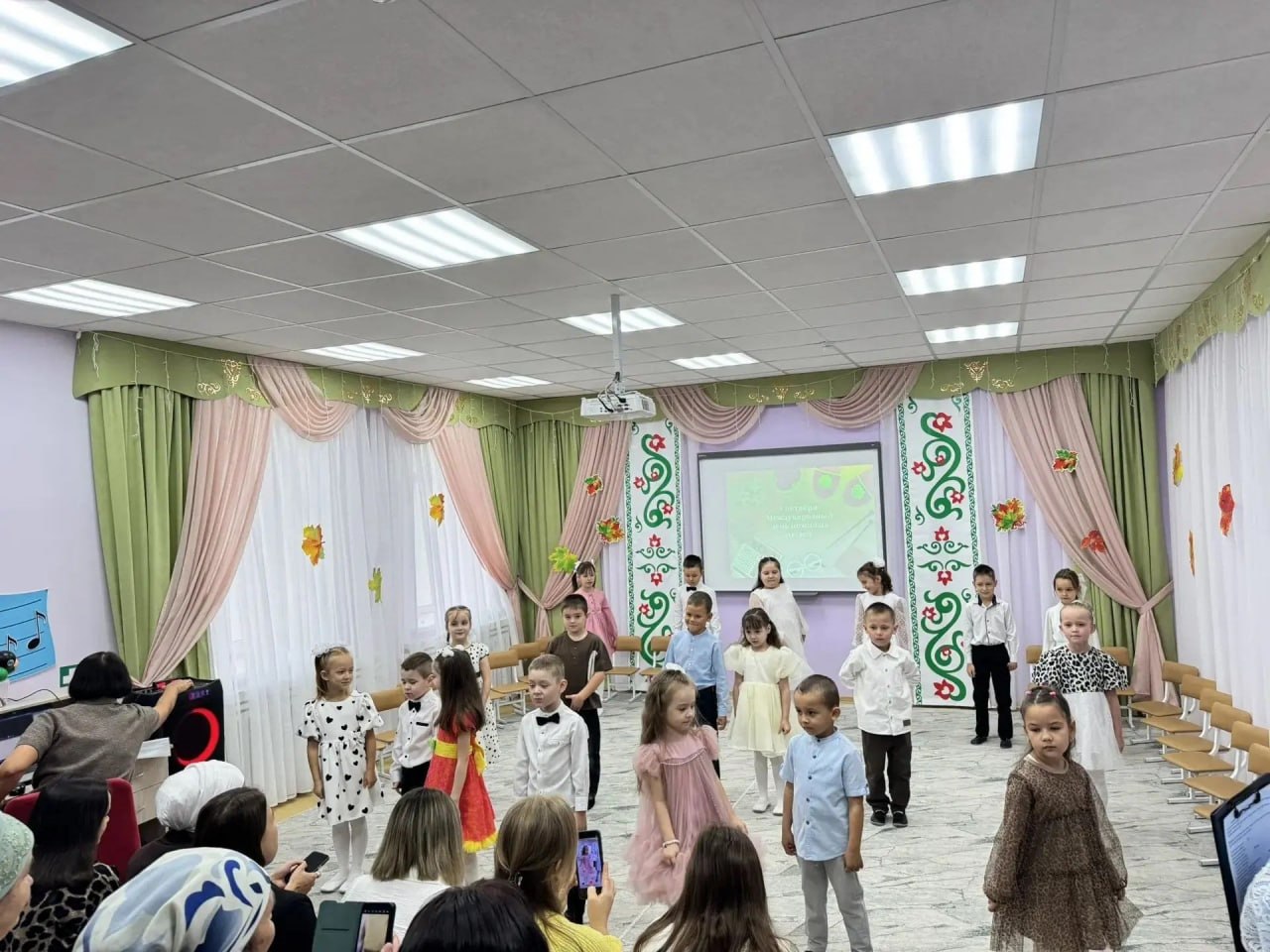 В детском саду Арска устроили праздник для бабушек и дедушек