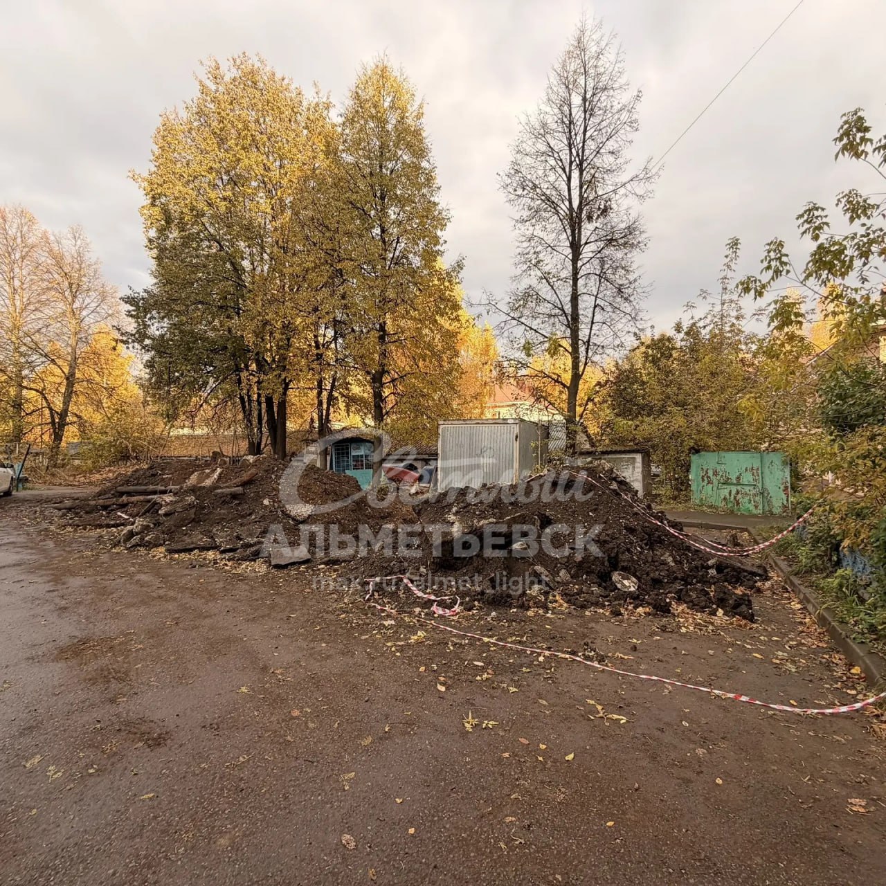 Раскопали двор и бросили яму без ограждения
