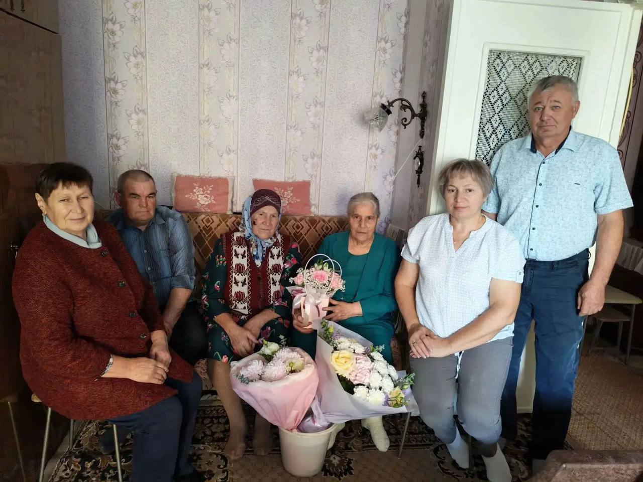 В Бавлах 85-летний юбилей отметила ветеран педагогического труда