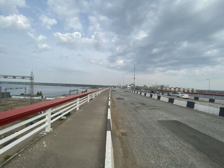 Водители, ехавшие в Елабугу, полночи простояли в пробке на мосту через Каму