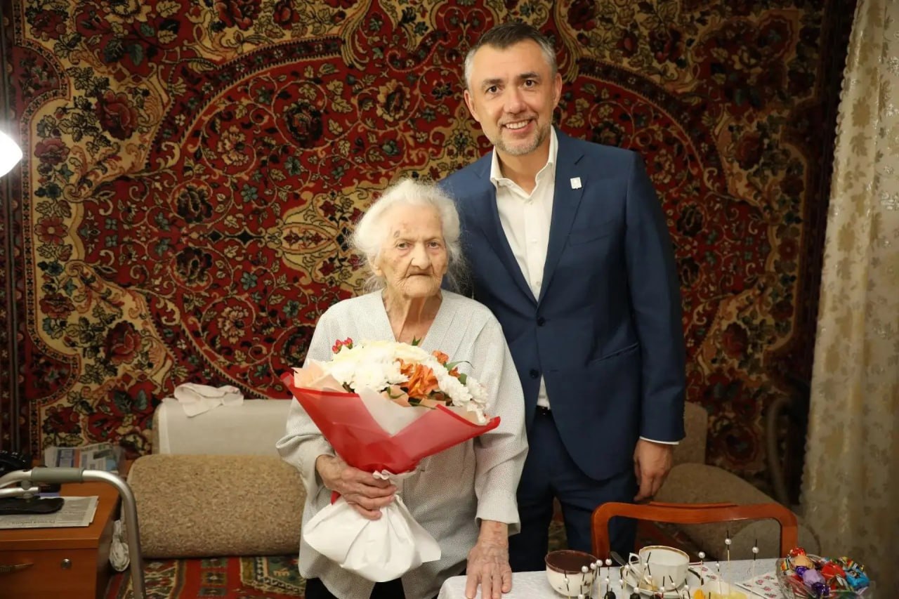 Жительница Бугульмы отметила 100-летний юбилей и удивила главу района своей энергичностью