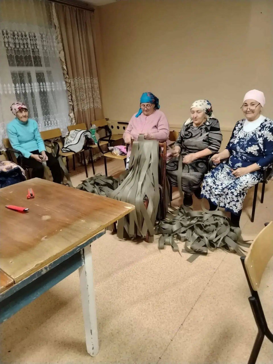 В Лениногорском районе женщины ежедневно плетут маскировочные сети