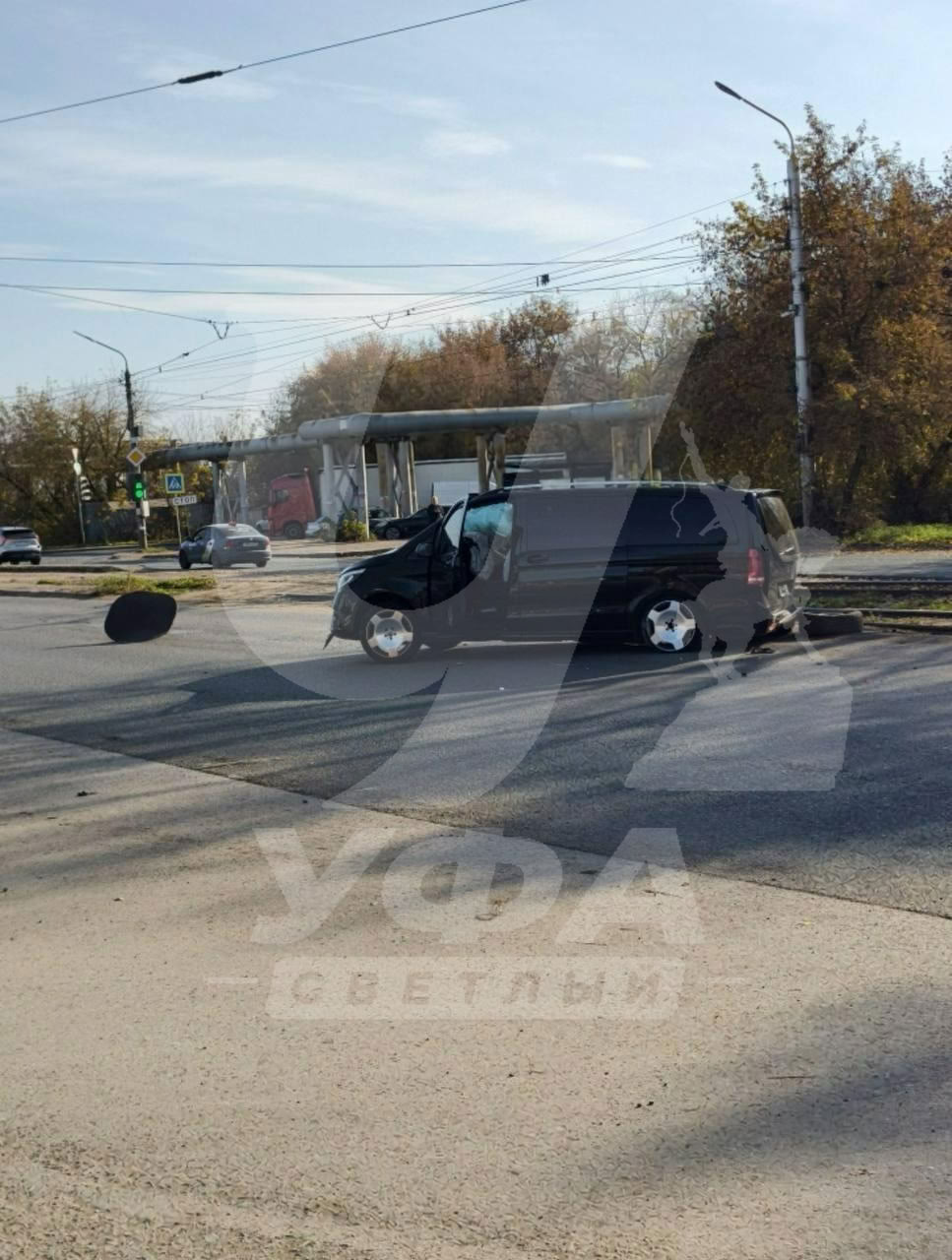 Подскочил на люке и остался без колеса: ДТП в Уфе