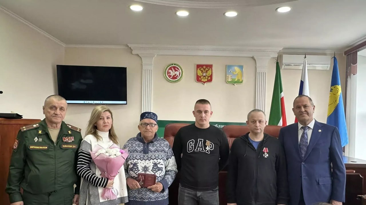 Орден Мужества погибшего бойца передали отцу, ещё двое земляков получили награды