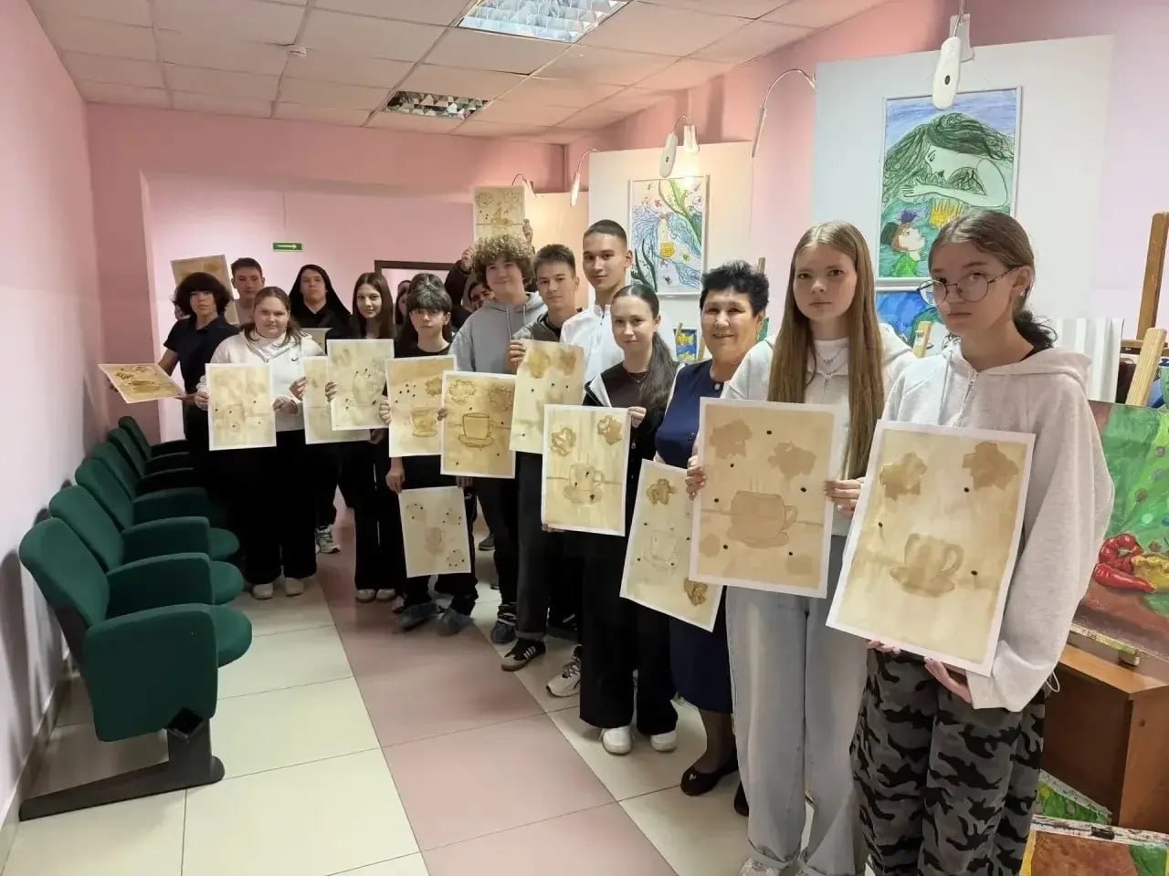 В Арске школьники и студенты научились рисовать с помощью кофе