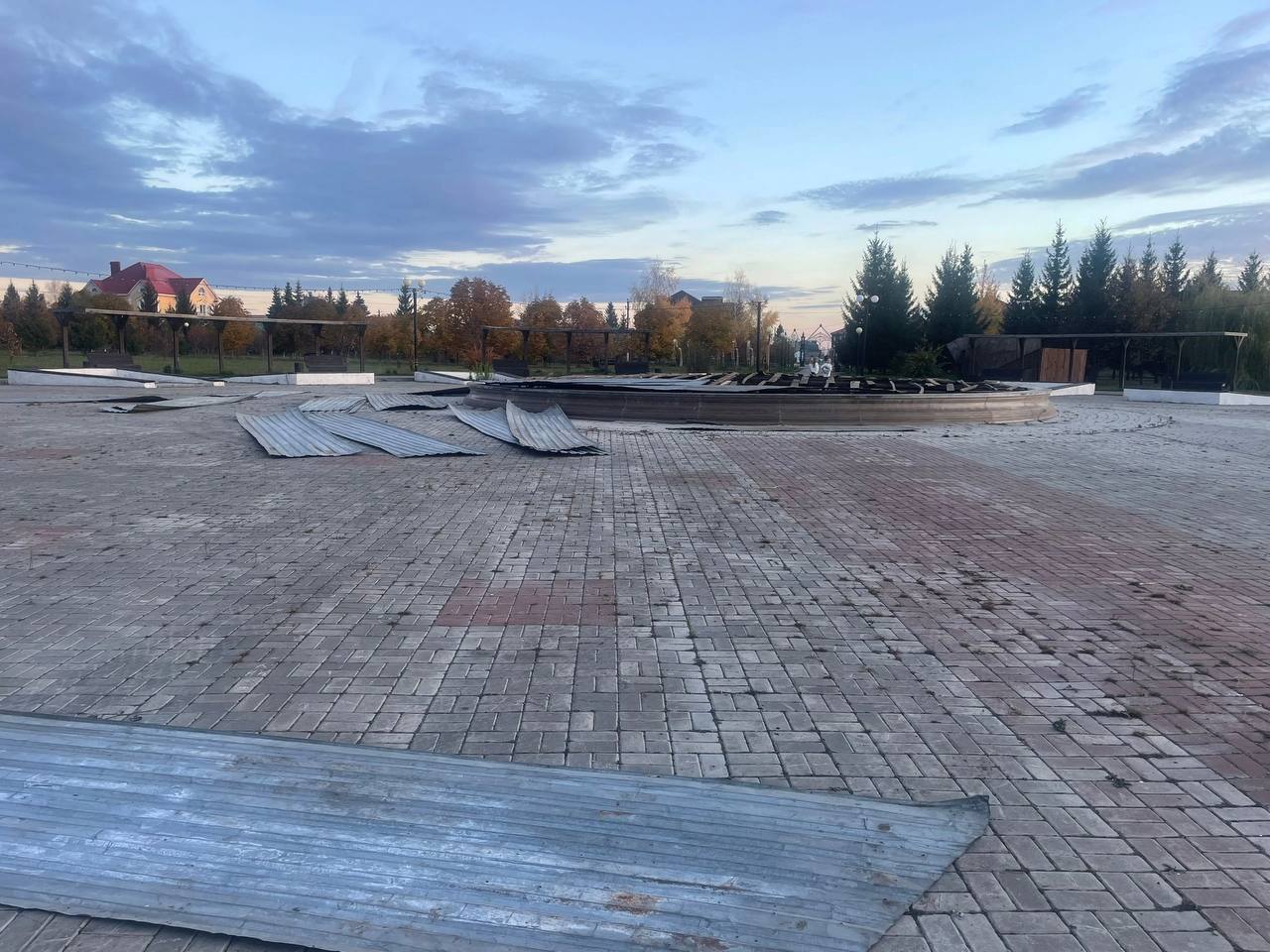 Фонтан который не включают, но и накрыть не могут
