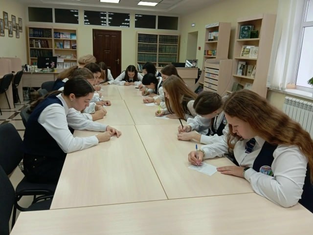 Ученицы Балтасинской гимназии заглянули за кулисы библиотеки