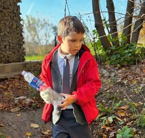 В Нижнекамске юные натуралисты очистили родник от мусора