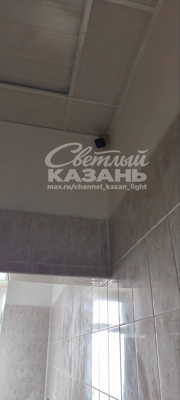 В мужском туалете школы №98 в Казани установили камеру