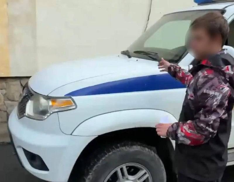 В 17 лет обвинение в диверсии: подростка отправили в СИЗО за поджог полицейских машин