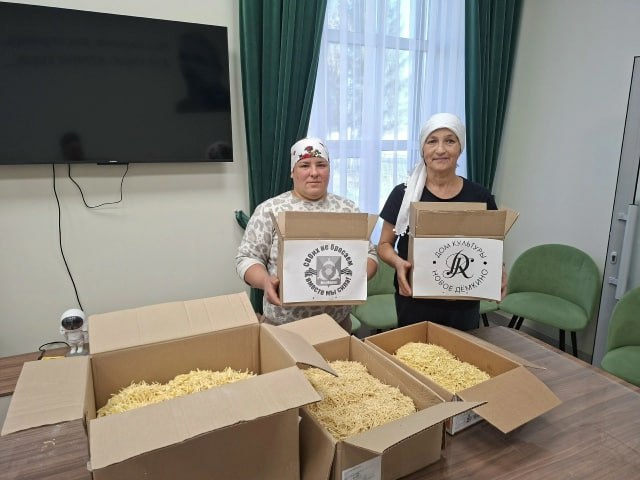 Жительницы Нового Дёмкино готовят домашнюю лапшу для бойцов