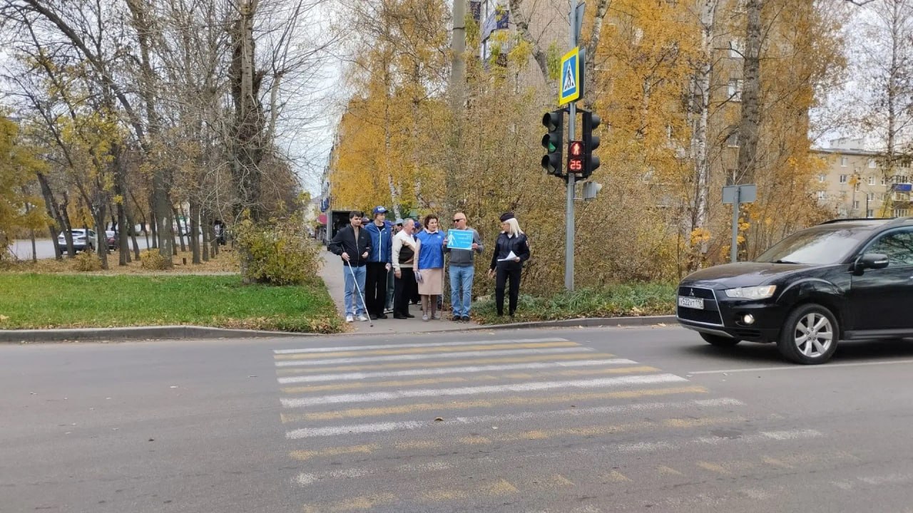 В Бугульме водителям напомнили о правилах проезда пешеходов с белой тростью