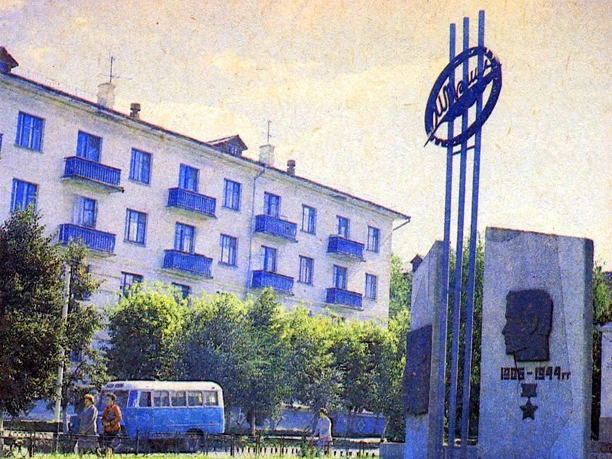 Памятник Мусе Джалилю в Альметьевске много лет назад