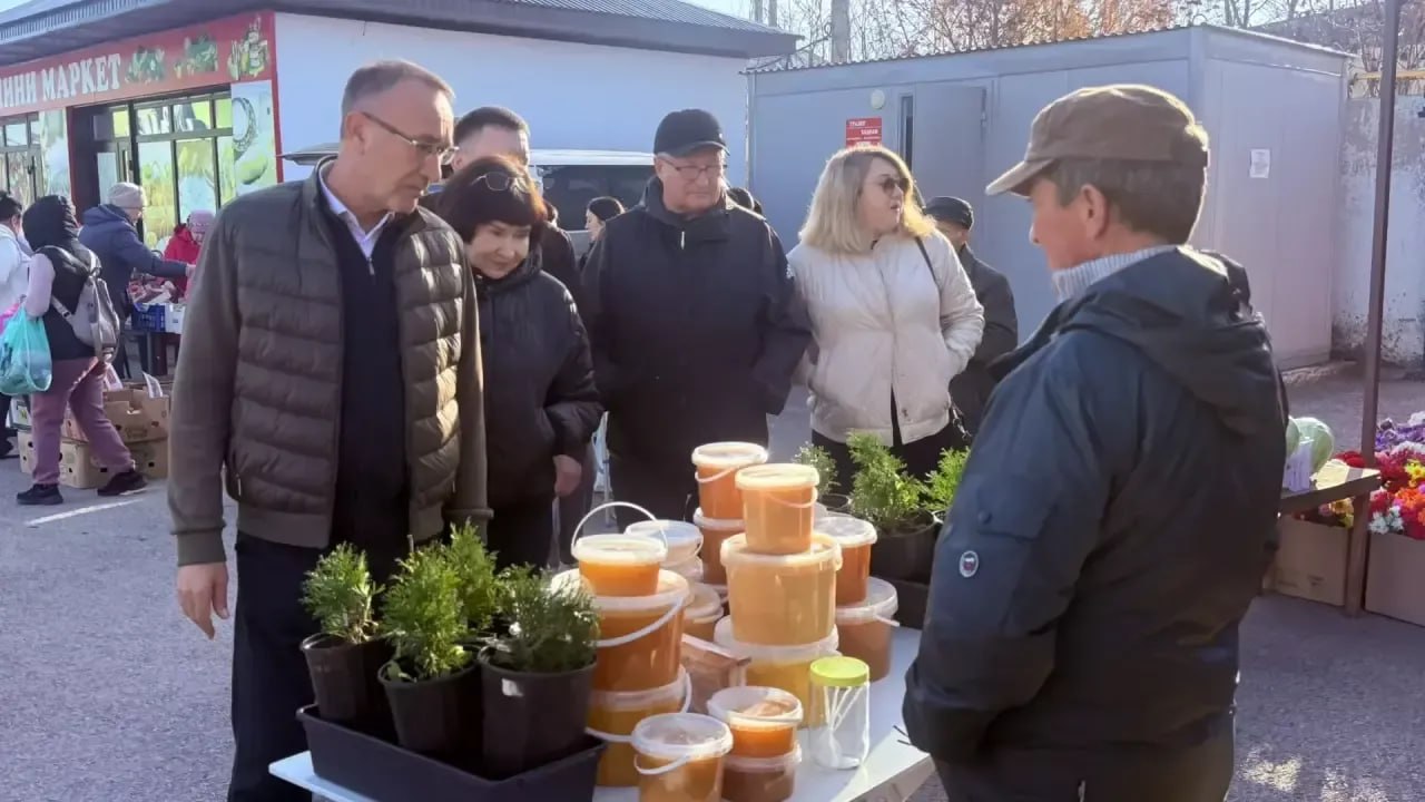 В Уруссу проводили бабье лето ярмаркой с мёдом, мясом и блинами