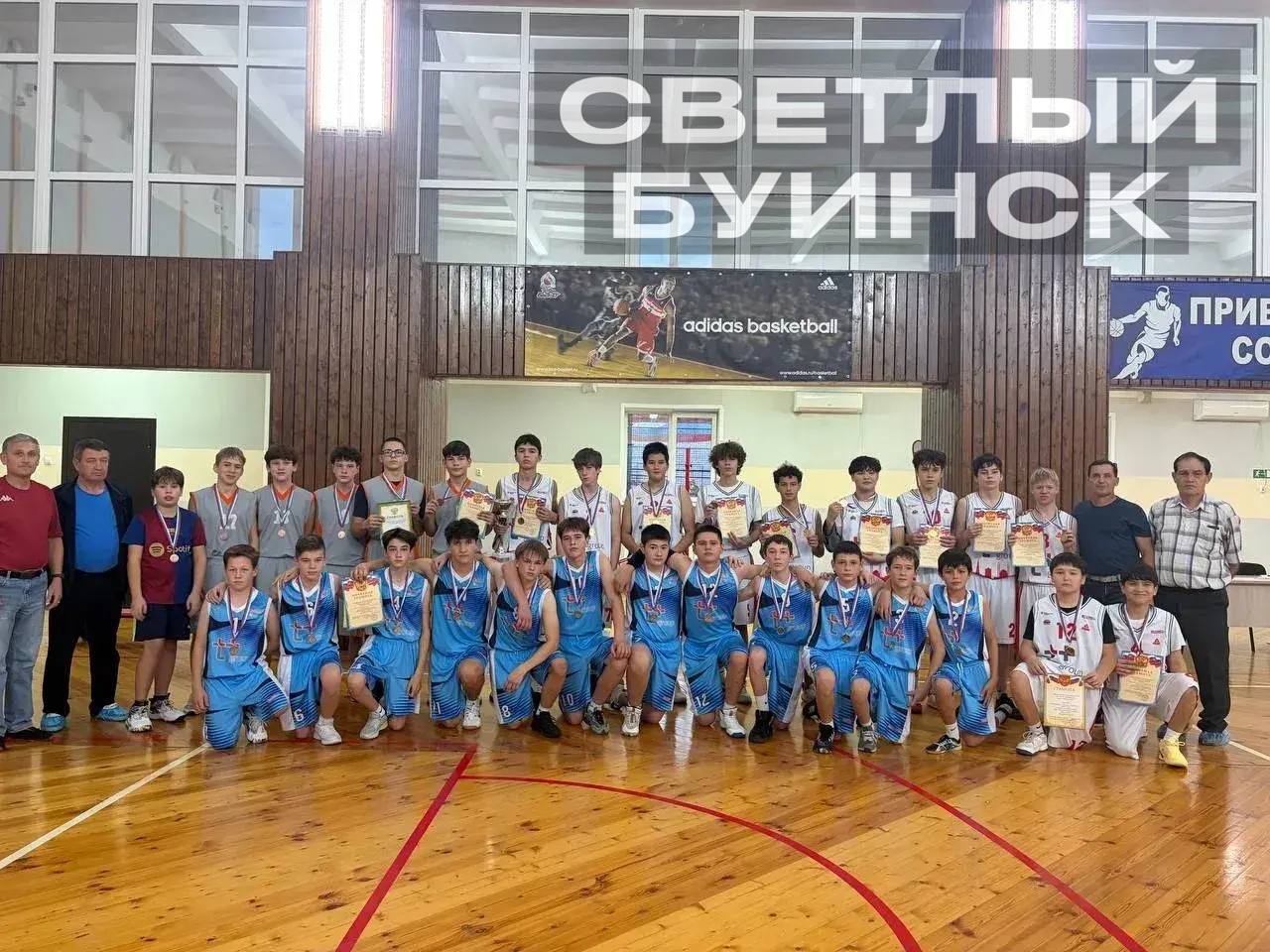 Школьники разыграли кубок по баскетболу в спорткомплексе «Юность»