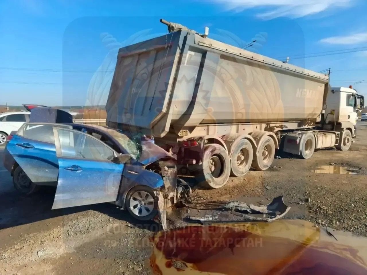 На М-7 в Елабужском районе Kia врезался в грузовик на обочине