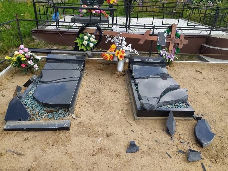 Подростки разгромили кладбище в Челябинской области: повалены памятники на 20 могилах