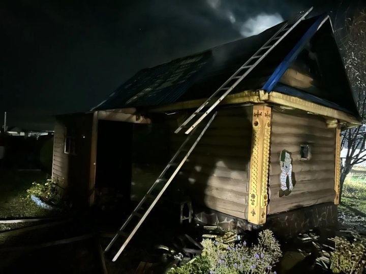 В Тукаевском районе полностью сгорела баня