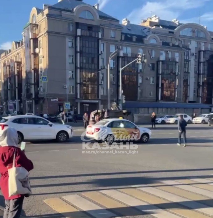 Машина перевернулась на бок у метро «Суконная слобода»