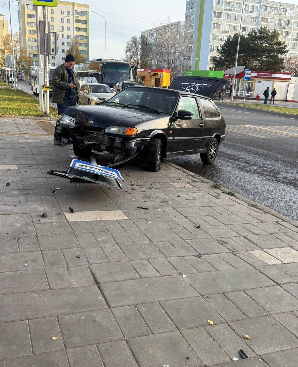 «Лада» въехала в остановку на улице Гагарина