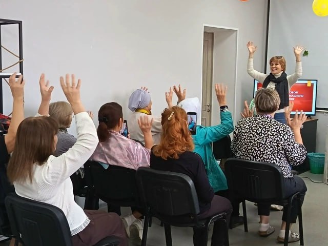 В Азнакаево для старшего поколения провели тренинг смехотерапии
