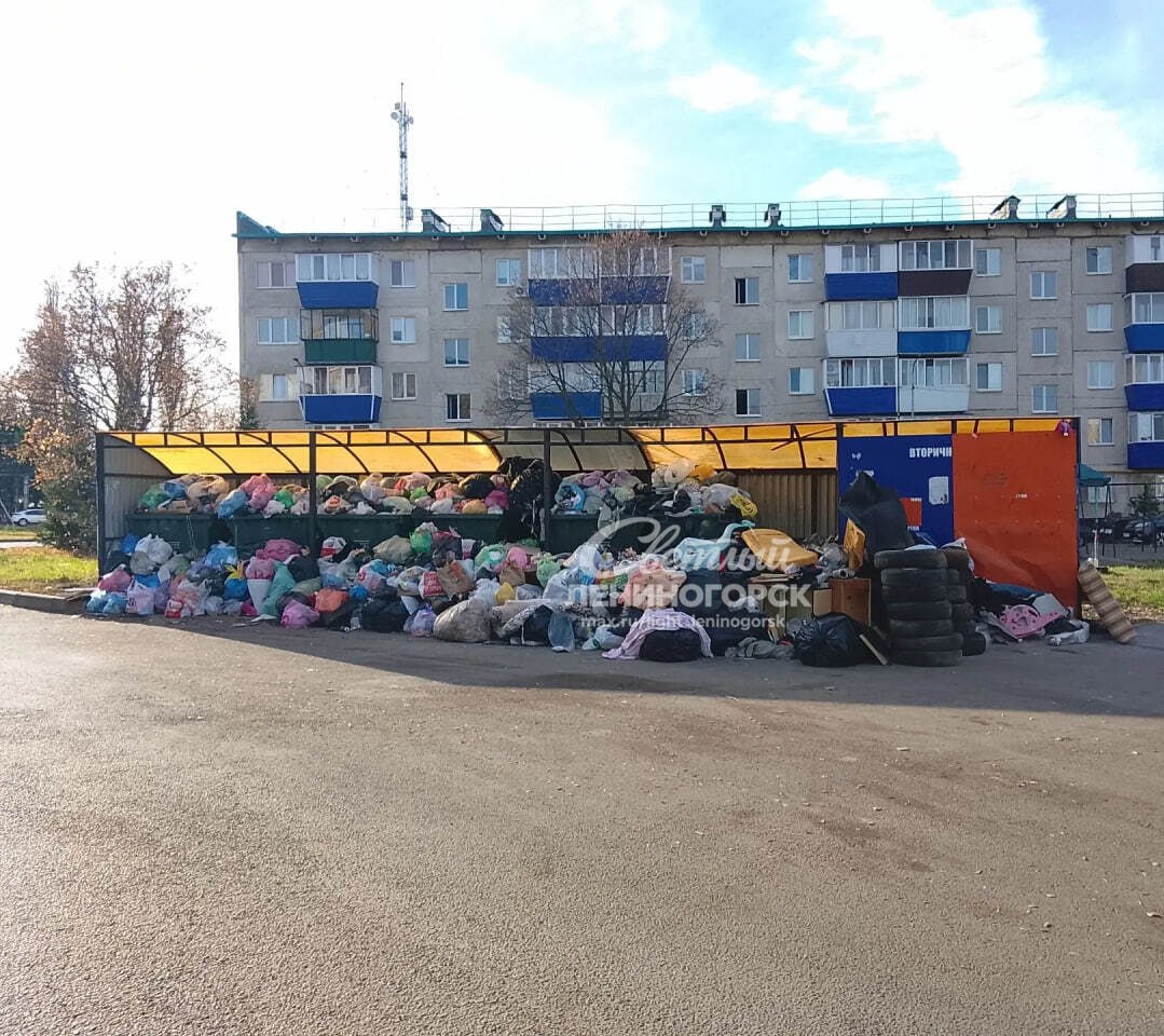 На проспекте Шашина, 25А, в Лениногорске скопилось огромное количество мусора