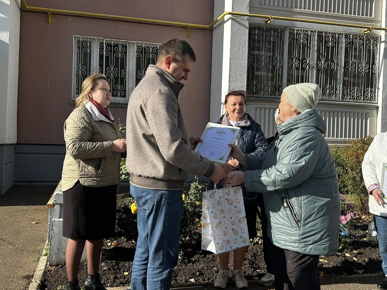 В Нижнекамске наградили жительниц, которые четыре года украшают двор цветами