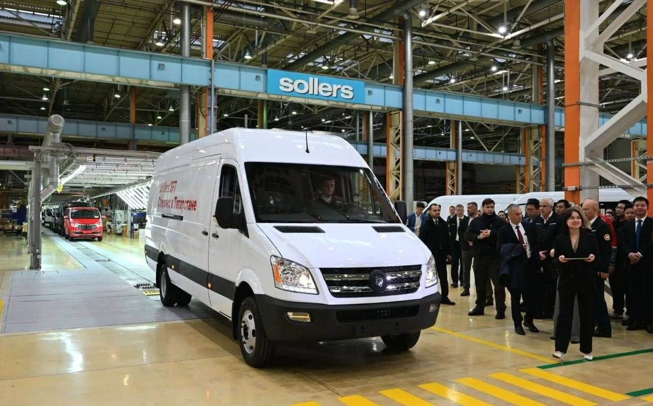 Рустам Минниханов оставил автограф на капоте нового Sollers SF7 в «Алабуге»