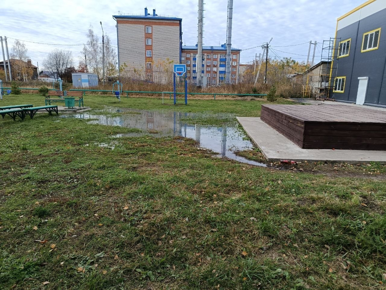 На Мебельной детям предложили поиграть в фекалиях
