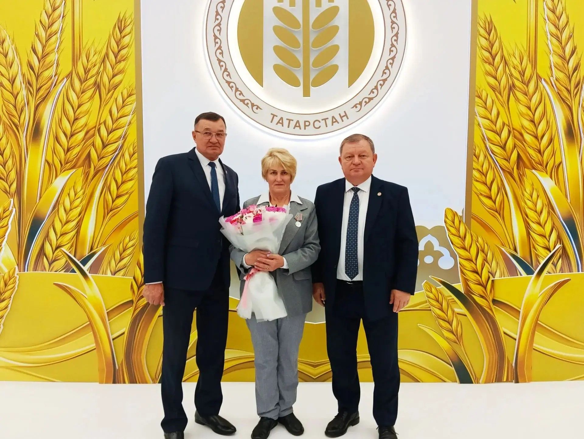 Нурлатская доярка получила награду из рук Минниханова