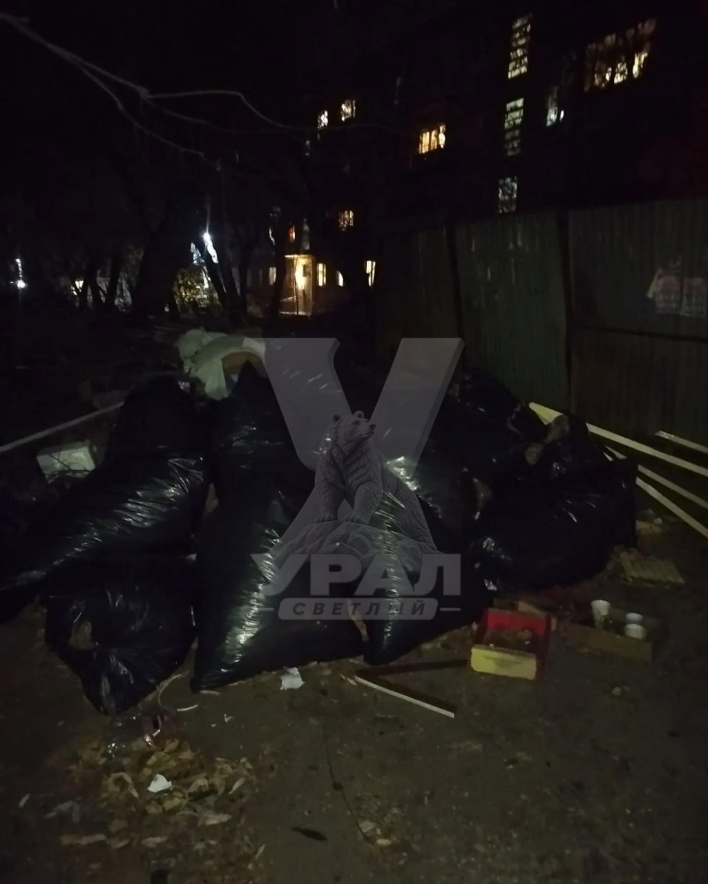 Крысы уже встречают жильцов: в Челябинске двор завалило мусором