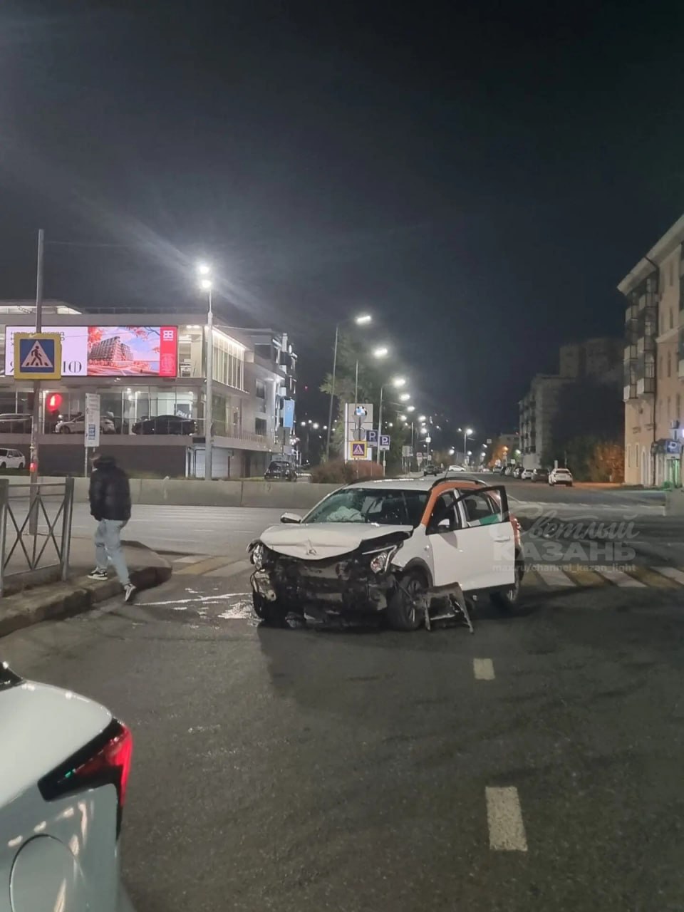 На Назарбаева каршеринг протаранил бетонное ограждение
