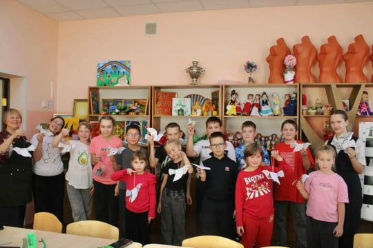 В Буинске дети создали «Птицу счастья» на занятии по графике