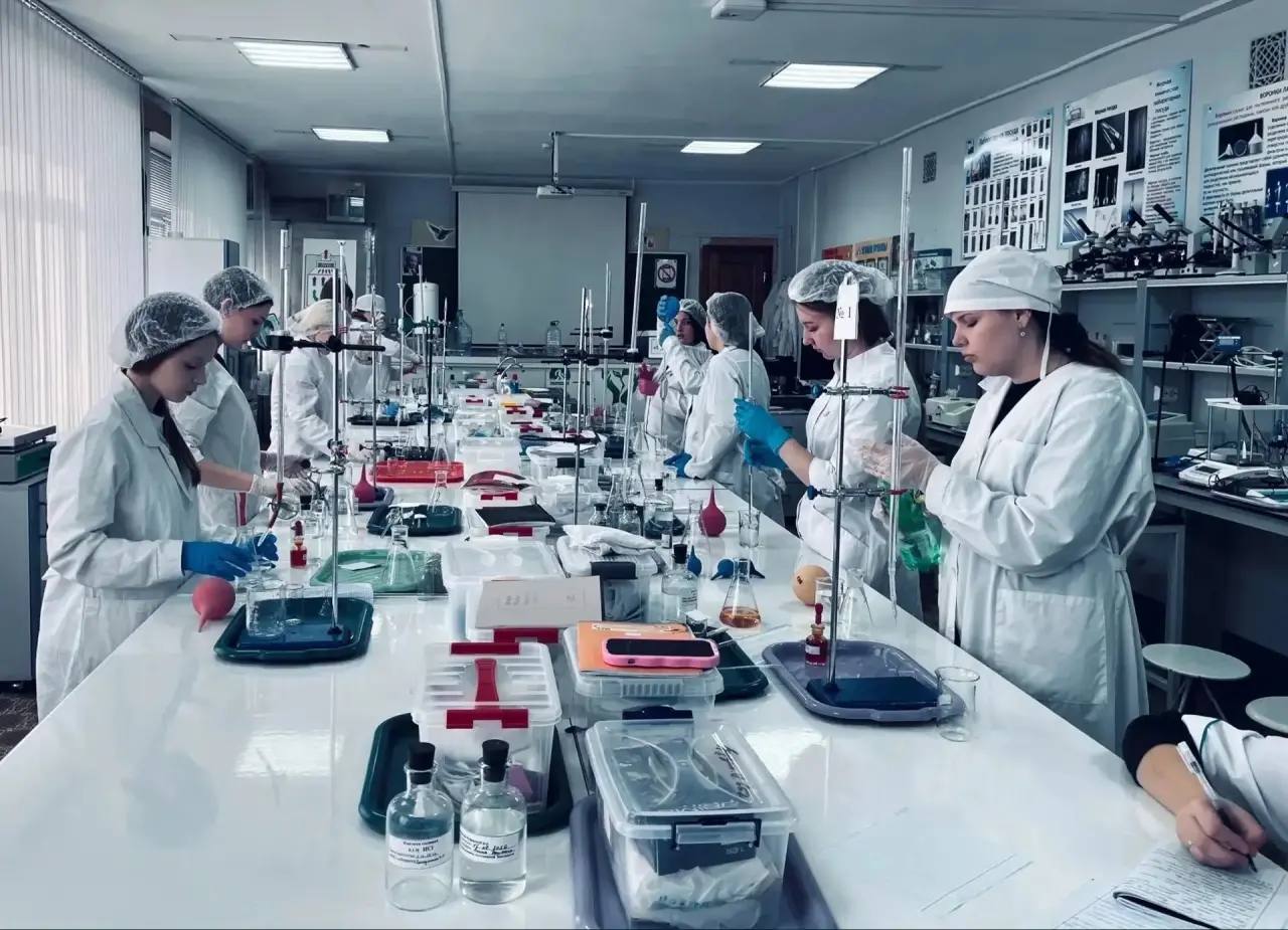 В Бугульминском колледже будущие лаборанты осваивают химический анализ на практике