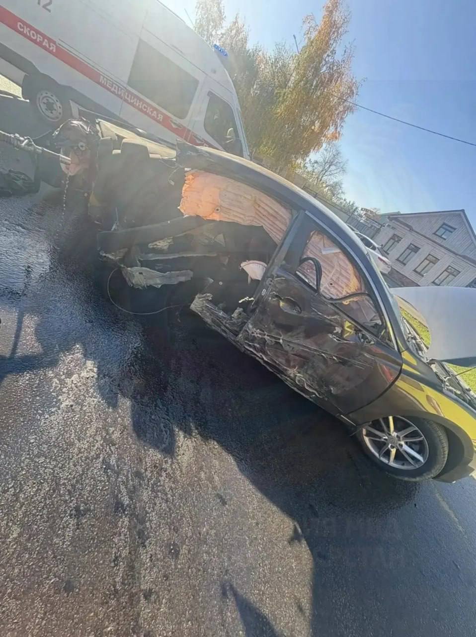 Чистополь, 12 октября: Mazda влетела в фонарный столб