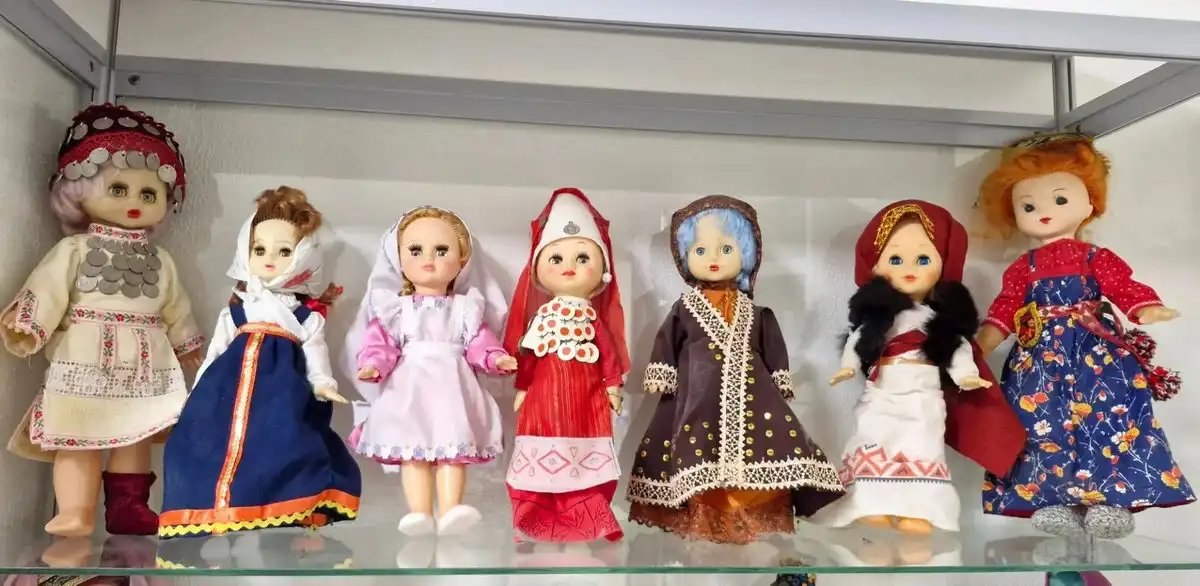 В Нижнекамске открылась выставка кукол в национальных костюмах народов Поволжья