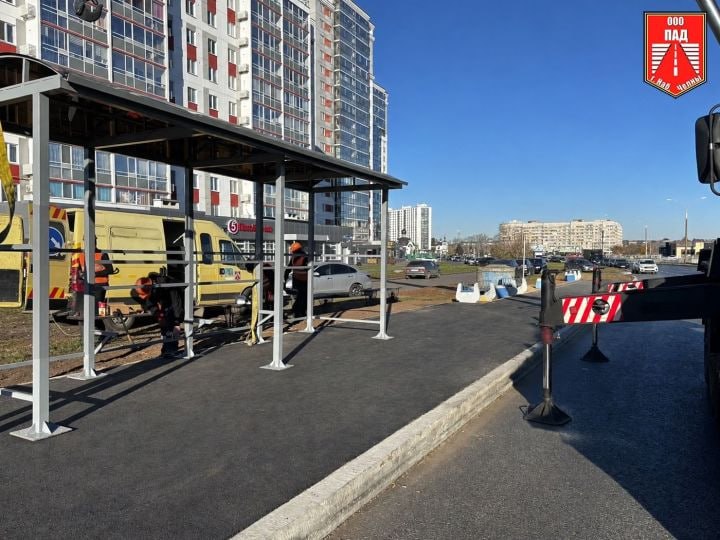 В Челнах на Сармановском тракте устанавливают новые остановочные павильоны