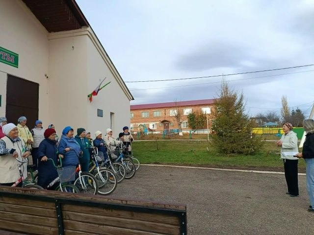 В Старом Уруссе пенсионеры отправились в осенний велопробег