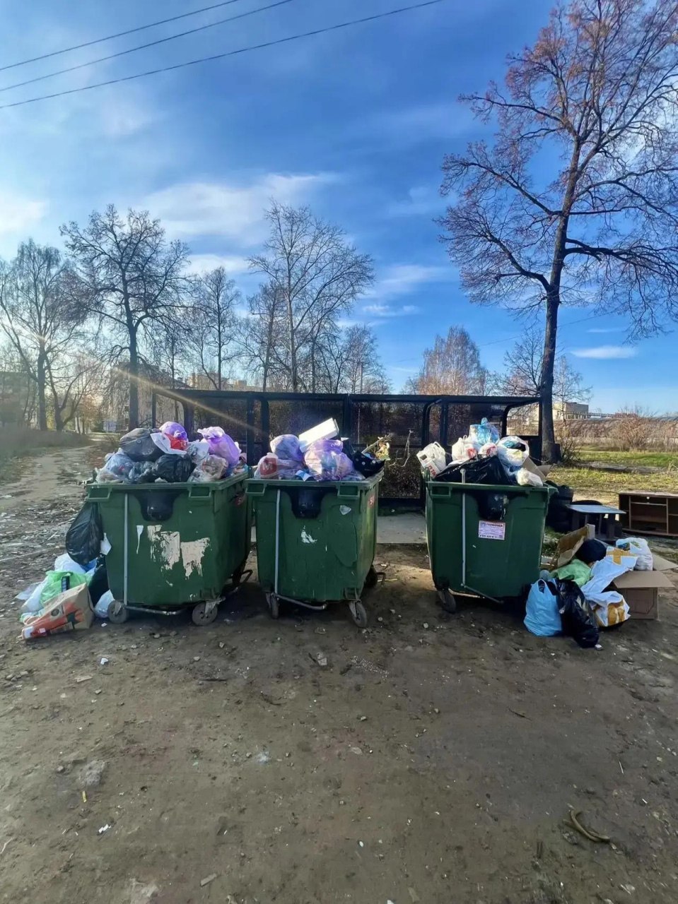 Жители жалуются на переполненные мусорные урны на Солнечной