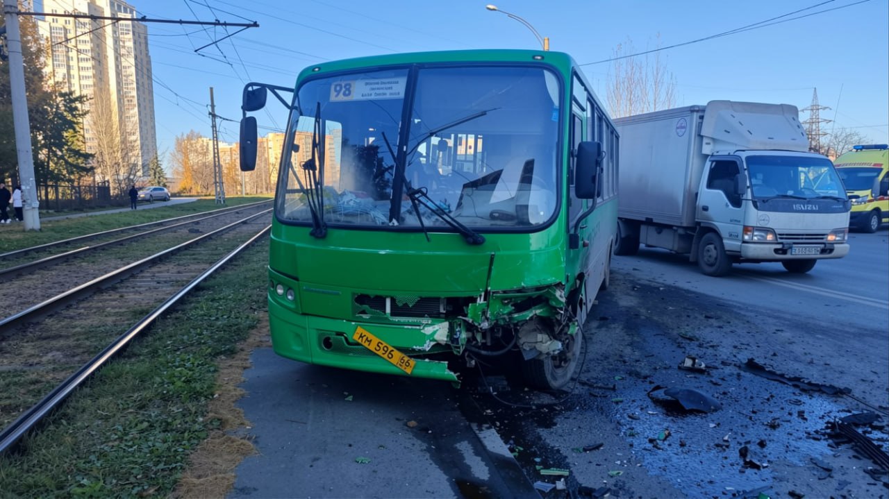 В Екатеринбурге легковушка на полном ходу влетела в автобус с детьми — есть погибший