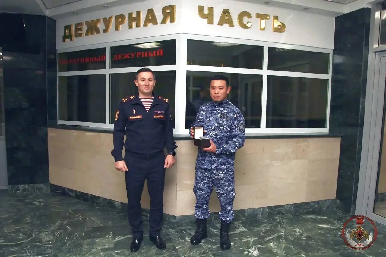 В Татарстане наградили росгвардейца, прославившегося вежливым задержанием