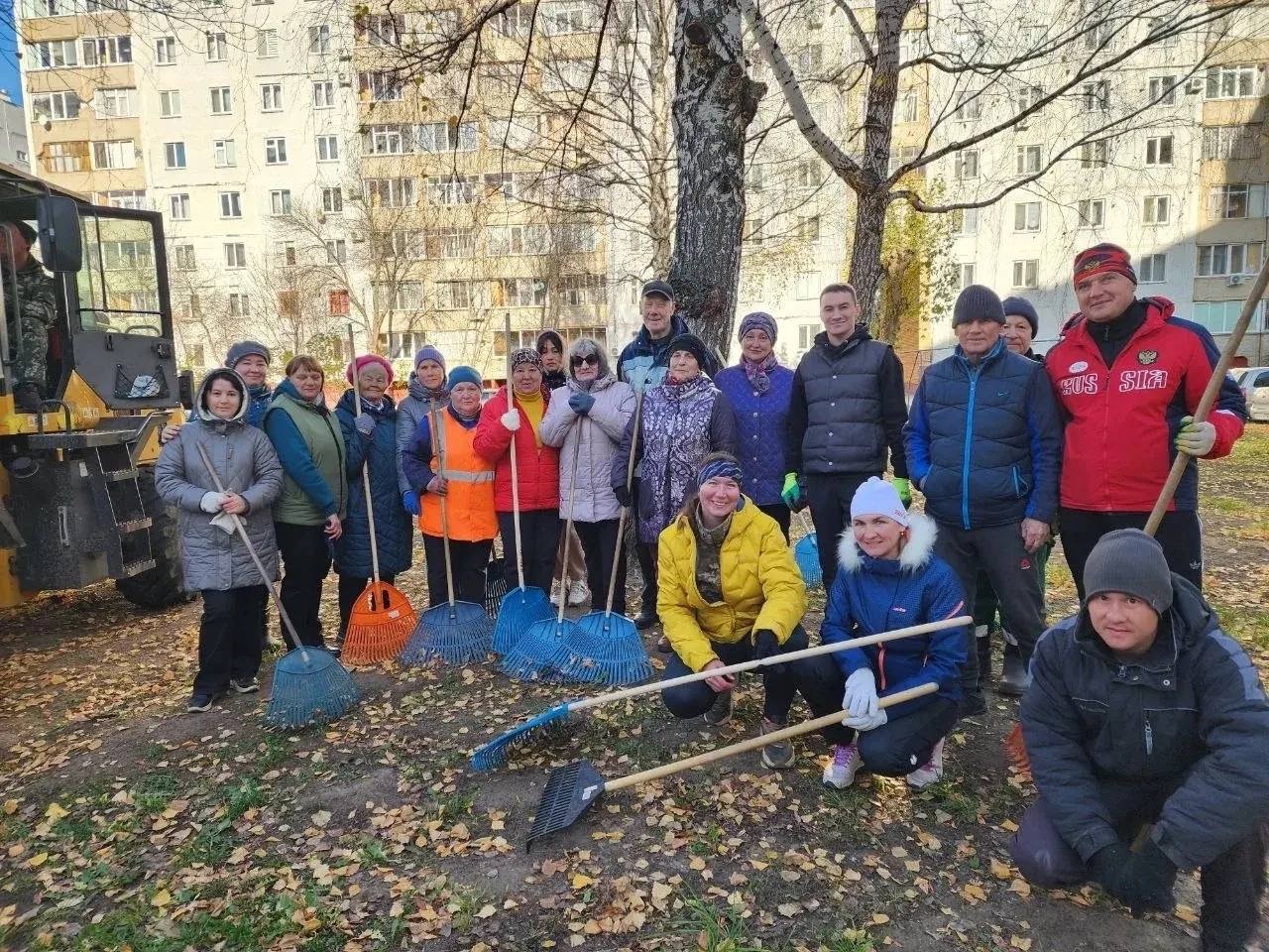Жители 20-го микрорайона Нижнекамска вышли на осенний субботник