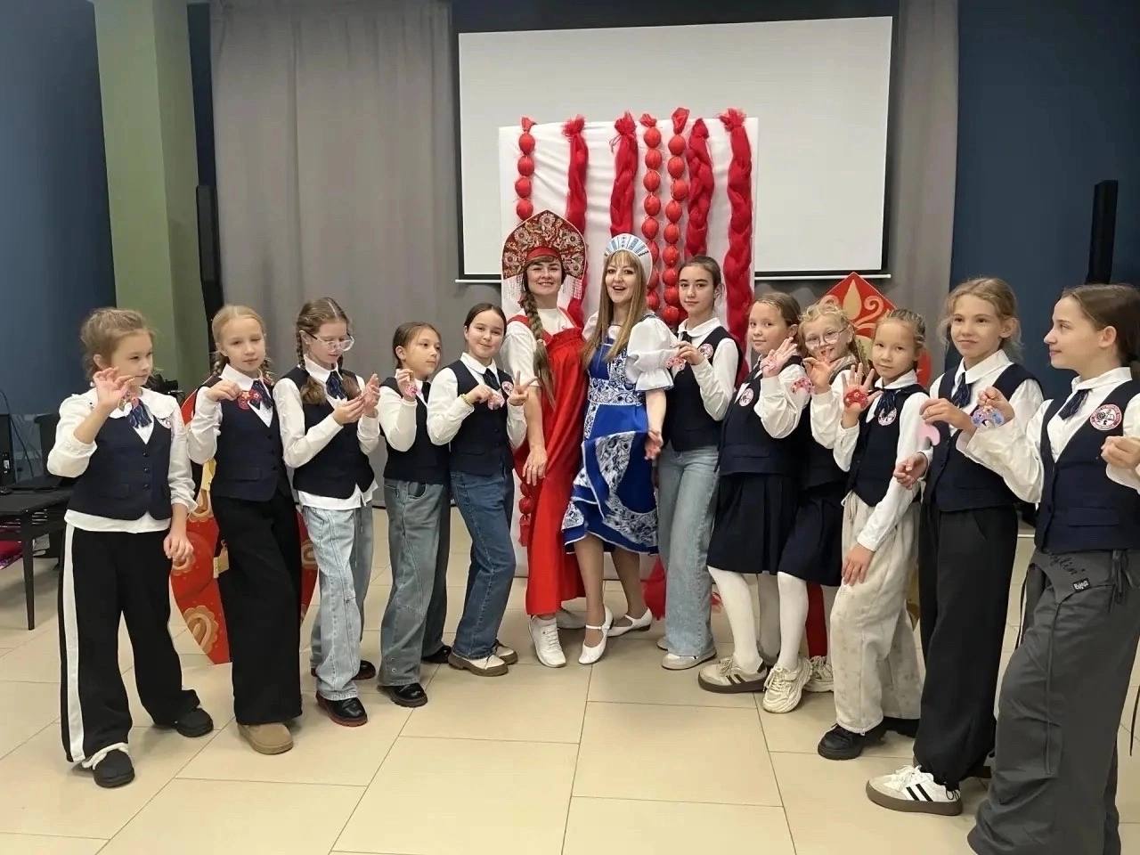 Менделеевские дошколята трогали музейные экспонаты руками