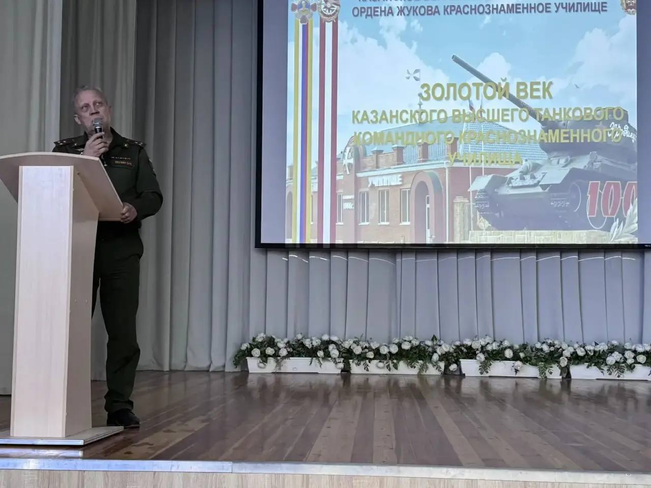 В Буинске старшеклассники и студенты встретились с представителем Казанского танкового училища
