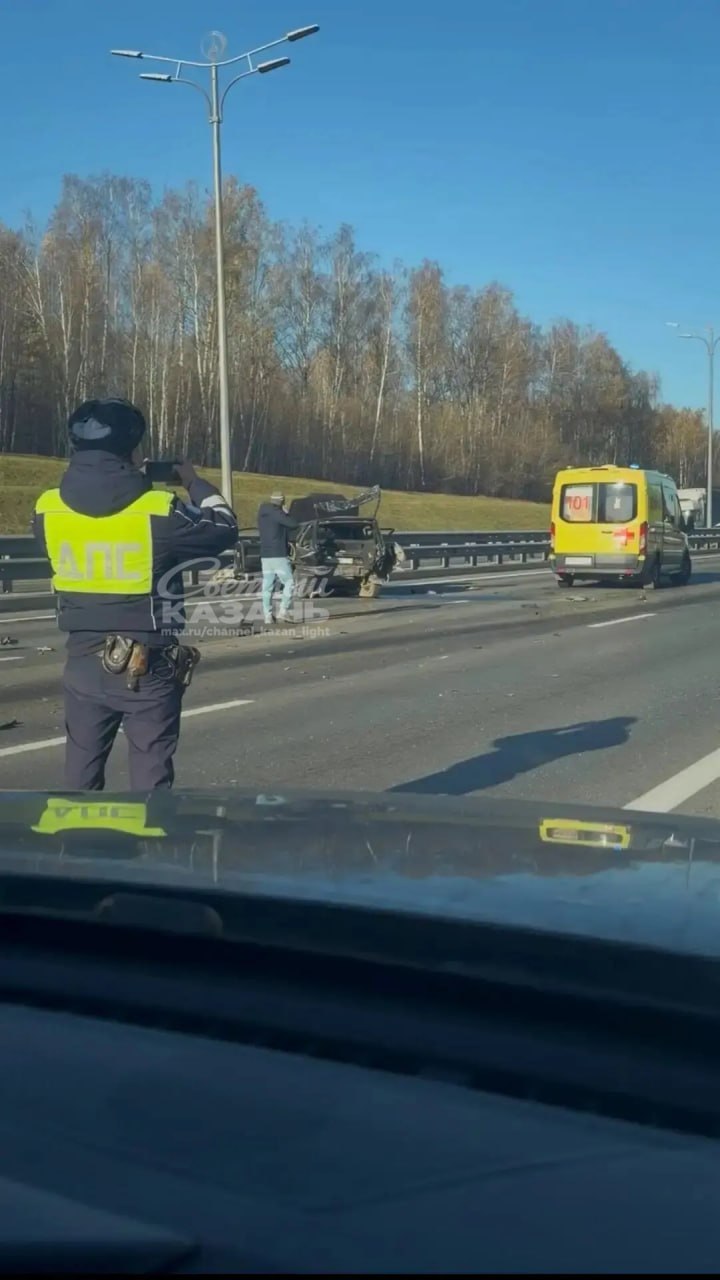 «Тут жесть, конечно»: смертельное ДТП перекрыло Оренбургский тракт в Казани — В аварии погибла 17-летняя пассажирка