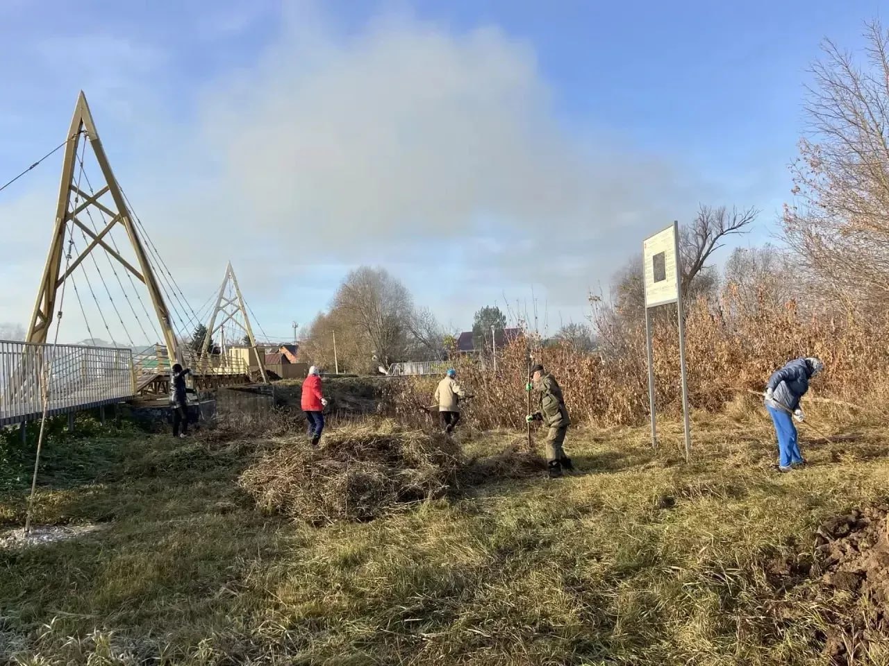 В Балтасинском парке на субботник вышли сотрудники Дома культуры и школы искусств