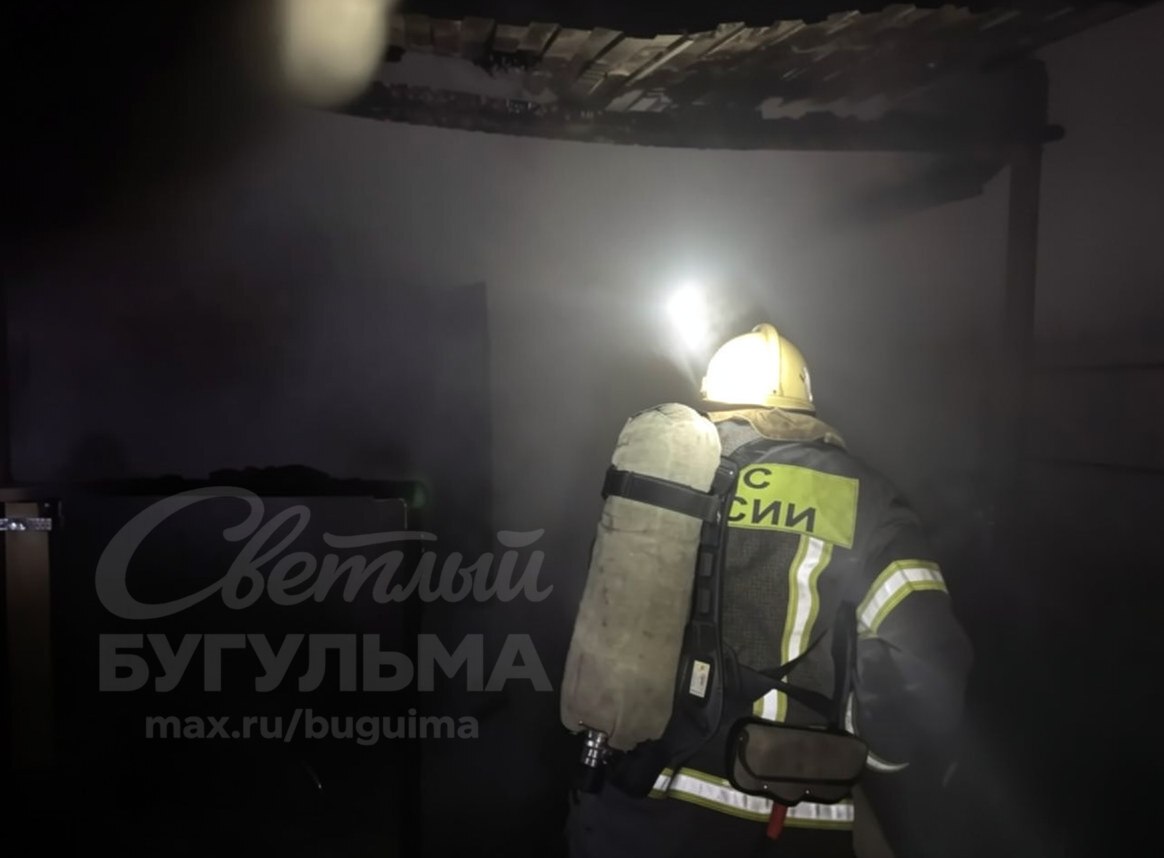 Баня полностью загорелась в посёлке Вязовка