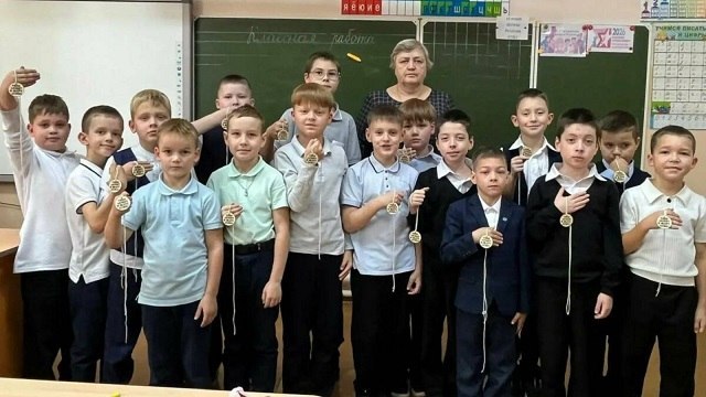 В Бавлах второклассники сделали обереги для бойцов СВО