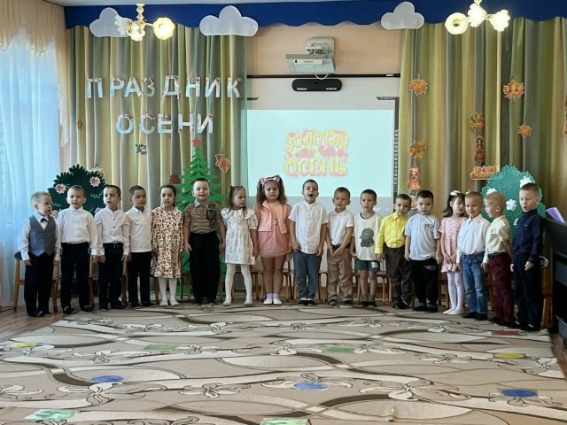 В группе «Рябинушка» устроили осенний праздник с Кикиморой и золотыми листьями