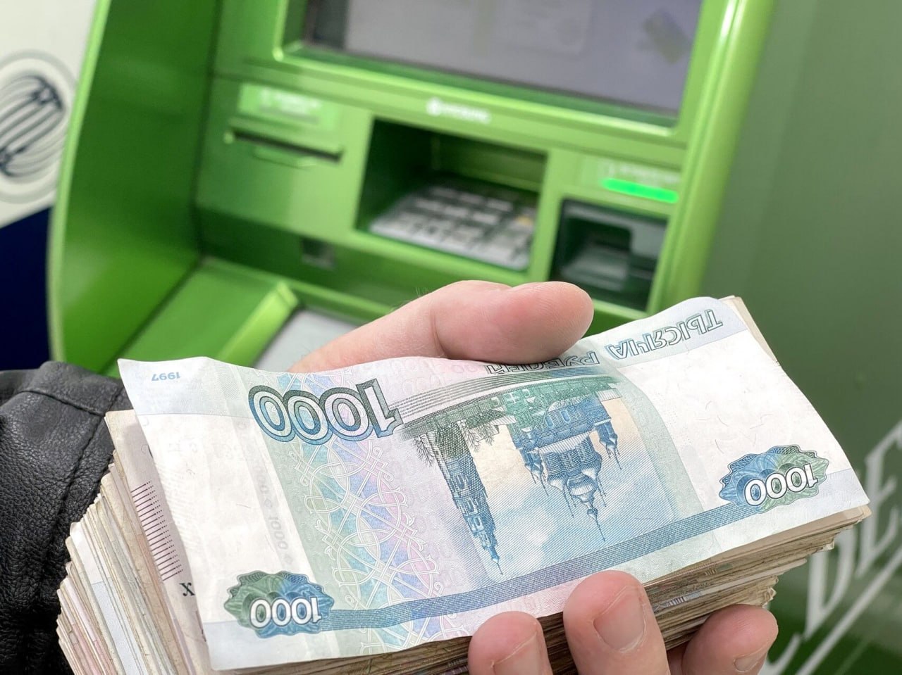 Челнинец тайком снял деньги с карты бывшей жены